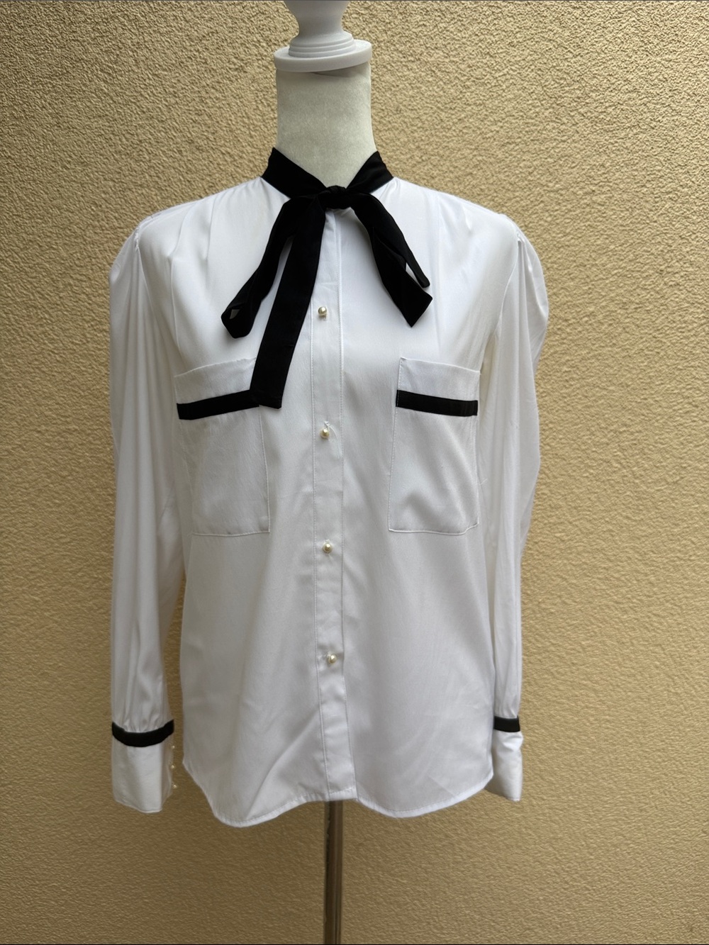 Oscar de la Renta sport white long sleeve blouse black collar tie Pearl buttons
